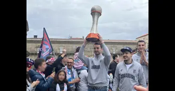 Santiago se vuelca con el Obradoiro tras la victoria que le valió la vuelta a la Liga ACB