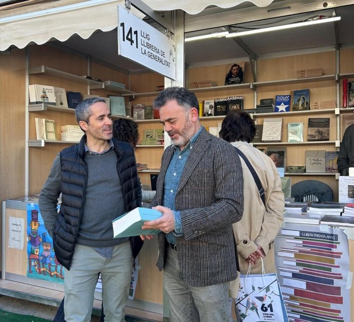 El vicepresidente segundo y conseller de Presidencia visita el estand de la librería Llig de la Generalitat en la Feria del Libro de València