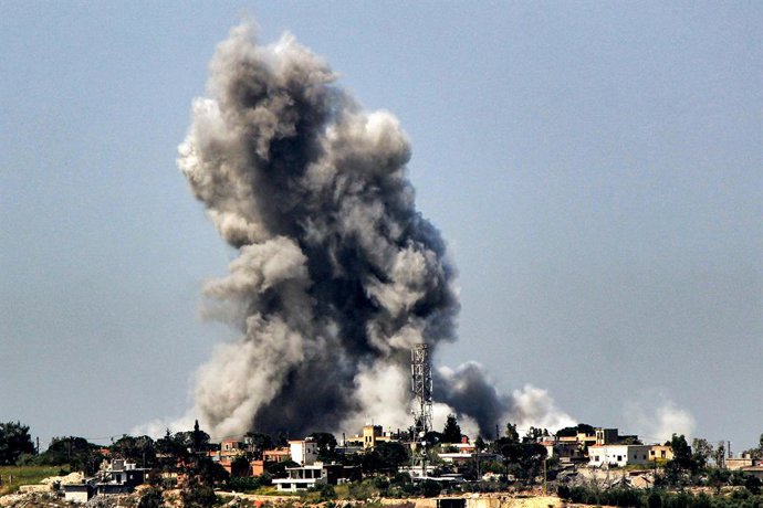 9 de maio de 2026, Líbano, Arnoun: Nuvens de fumaça se erguem após um ataque aéreo israelense contra a aldeia de Arnoun, no sul do Líbano. As forças armadas israelenses exortaram os moradores de mais de uma dúzia de aldeias no sul do Líbano a evacuarem im
