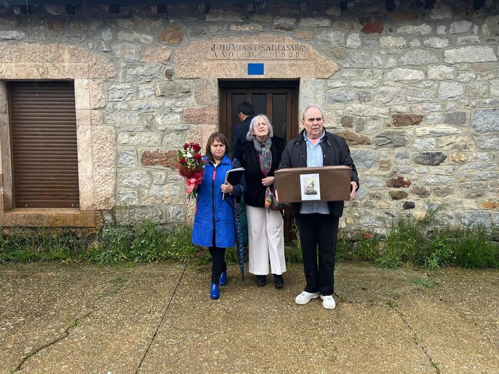 La ARMH entrega los restos exhumados de dos víctimas del franquismo a sus familiares en Casares de Arbas (León)