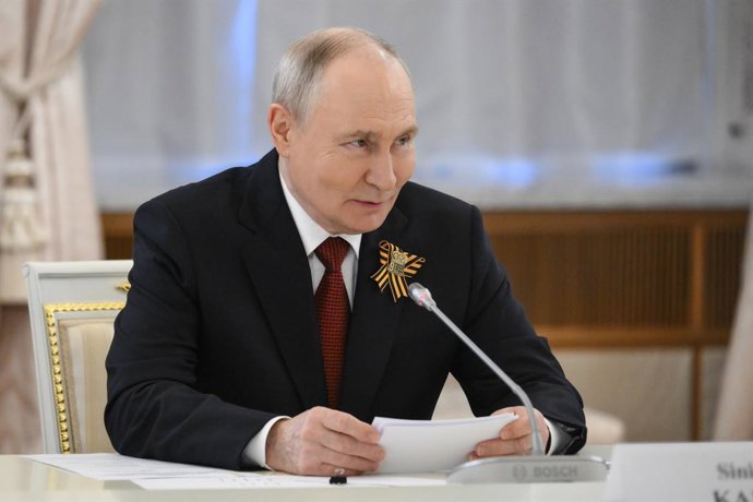 RÚSSIA, MOSCOU - 9 DE MAIO DE 2026: O presidente da Rússia, Vladimir Putin, observa durante uma reunião com Sinisa Karan, presidente da Republika Srpska (República Sérvia), no Kremlin de Moscou