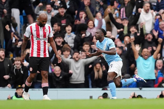 09 May 2026, United Kingdom, Manchester: Manchester City's Jeremy Doku (R) celebrates scoring his side's first goal during the English Premier League soccer match between Manchester City and Brentford at Etihad Stadium. Photo: Martin Rickett/PA Wire/dpa