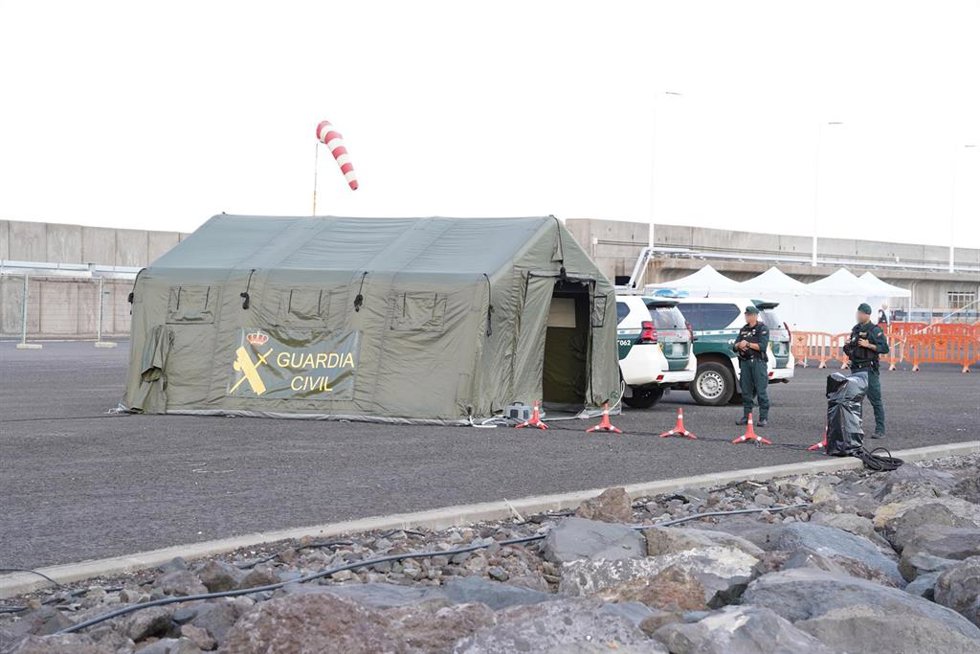 Dispositivo de seguridad, en el puerto de Granadilla, a 9 de mayo de 2026, en Granadilla de Abona, Tenerife, Islas Canarias (España). El operativo de evacuación del crucero MV Hondius con hantavirus está dispuesto para la llegada del barco.