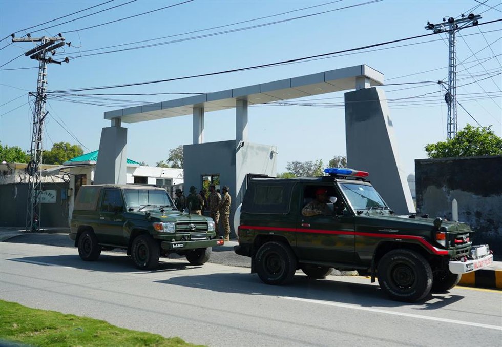 Vehículos militares y policiales en una base aérea cerca de Islamabad, Pakistán