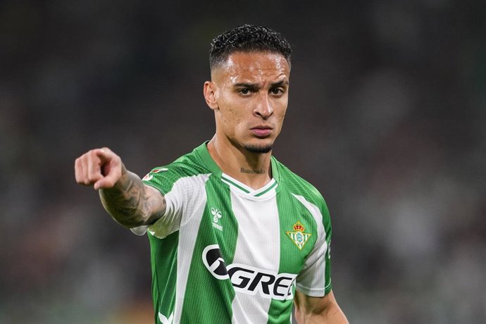 Archivo - Arquivo - Antony Dos Santos, do Real Betis, gesticula durante a partida de futebol da LaLiga EA Sports, disputada entre o Real Betis e a Real Sociedad no estádio La Cartuja, em 19 de setembro de 2025, em Sevilha, Espanha.