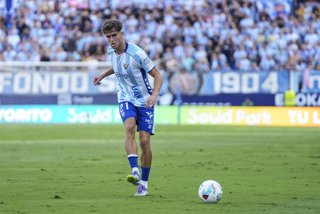 Archivo - Adrian Nino of Malaga CF in action during the Spanish league, LaLiga Hypermotion, football match played between Malaga CF and Cadiz CF at La Rosaleda stadium on September 21, 2025, in Malaga, Spain.