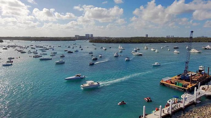 Archivo - Arquivo - 25 de março de 2020, Miami, Flórida, EUA: A praia de Haulover durante a pandemia do coronavírus, no domingo, 22 de março de 2020, em Miami Beach.