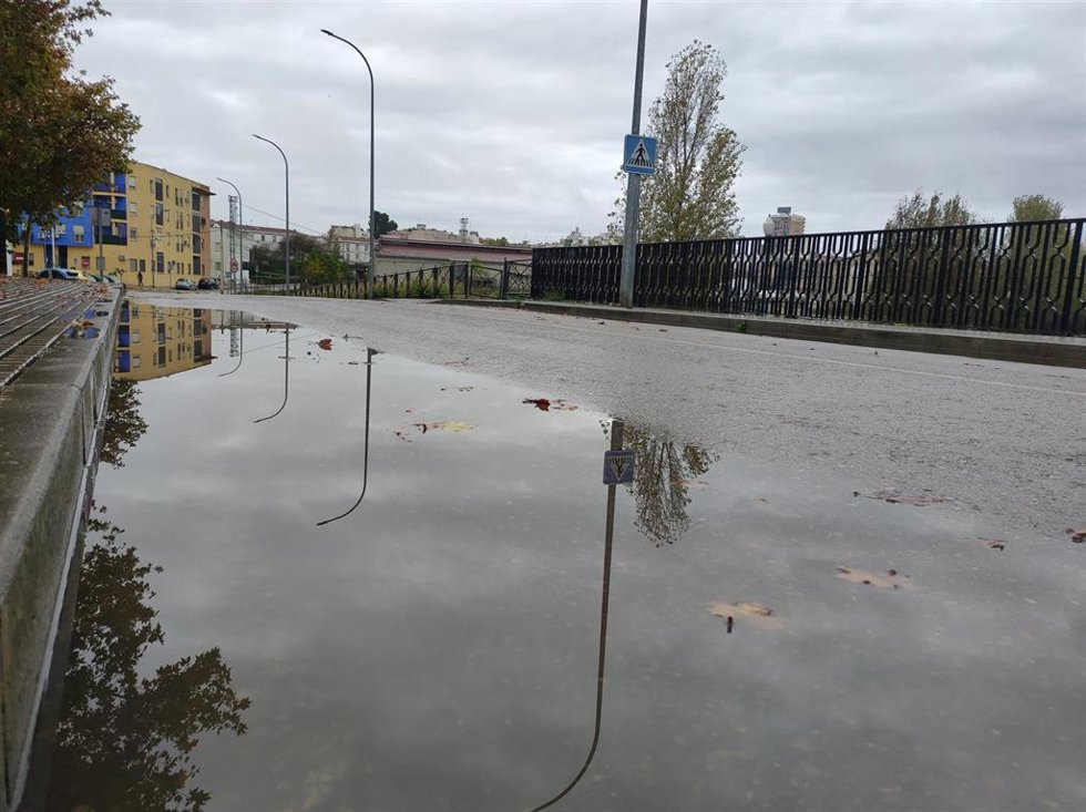 Archivo - Un charco de agua en un día de lluvia en Mérida.
