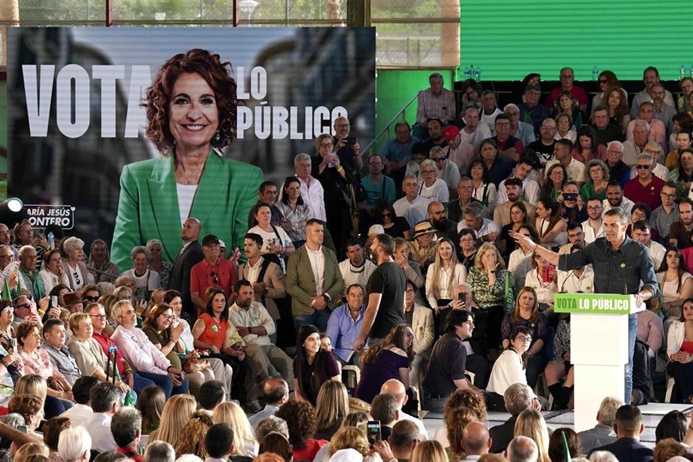 El secretario general del PSOE y presidente del Gobierno, Pedro Sánchez, interviene en un acto de campaña celebrado en Cártama (Málaga). (Foto de archivo).