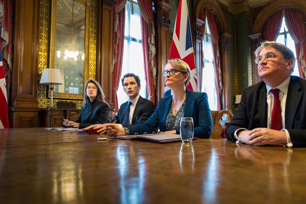 Archivo - La ministra de Asuntos Exteriores británica, Yvette Cooper (segunda por la derecha), preside una reunión virtual sobre el estrecho de Ormuz en Londres, Reino Unido, el 2 de abril de 2026.