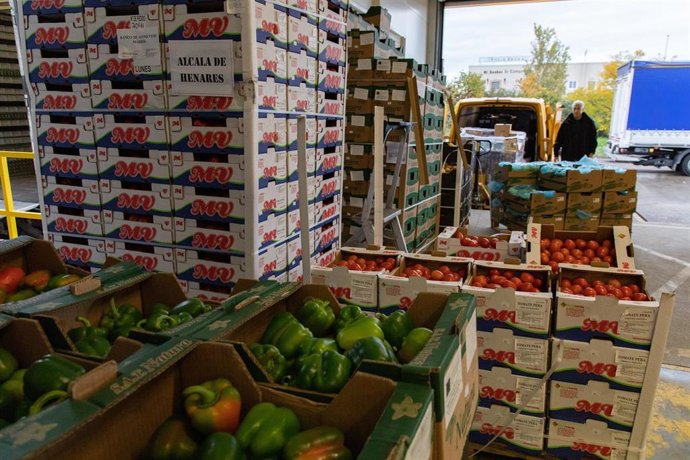 Archivo - Palés y cajas llenos de productos, en un supermercado de Alcobendas, a 22 de noviembre de 2024, en Alcobendas, Madrid (España). 