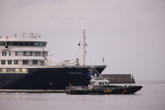 Foto: El MV Hondius llega al puerto tinerfeño de Granadilla