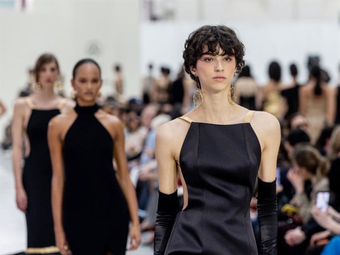 Una modelo durante el desfile de Isabel Sanchís en la Mercedes-Benz Fashion Week Madrid, a 18 de marzo de 2026, en Madrid (España).