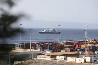 BEIJING, May 5, 2026  -- The Dutch cruise ship Hondius remains offshore in Cape Verde on May 4, 2026. Cape Verde authorities have offered medical help and banned the Dutch cruise vessel Hondius from docking at the port of Praia over public health concerns