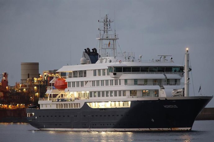 El crucero MV Hondius fondea cerca del puerto de Granadilla, a 10 de mayo de 2026, en Granadilla de Abona, Tenerife, Islas Canarias (España). El operativo de evacuación del crucero MV Hondius con hantavirus está dispuesto para comenzar las operaciones de 
