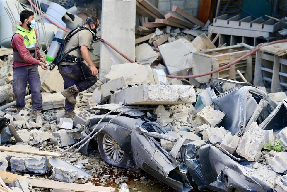 Equipos de rescate trabajan en Saksakiyé, en el sur de Libano, tras un ataque de Israel  