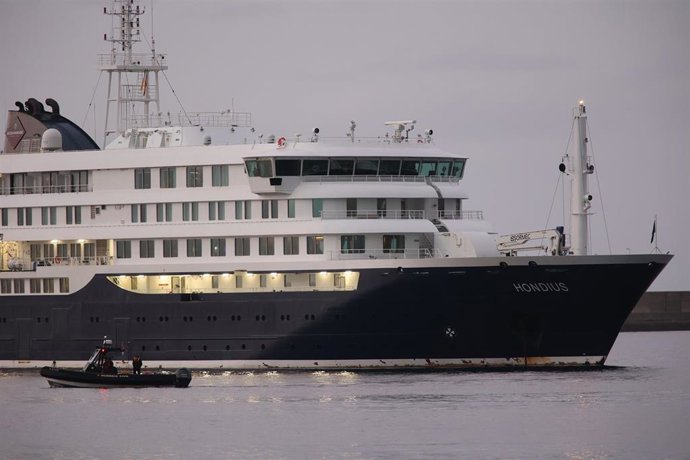 El crucero MV Hondius fondea cerca del puerto de Granadilla, a 10 de mayo de 2026, en Granadilla de Abona, Tenerife, Islas Canarias (España). 