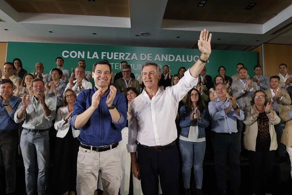 El presidente del PP, Alberto Núñez Feijóo, y el presidente del PP-A y candidato a la reelección a la presidencia de la Junta de Andalucía, Juanma Moreno, durante la Intermunicipal del PP andaluz. A 19 de abril de 2026, en Córdoba (Andalucía, España). 