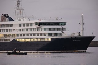 El crucero MV Hondius fondea cerca del puerto de Granadilla, a 10 de mayo de 2026, en Granadilla de Abona, Tenerife, Islas Canarias (España). El operativo de evacuación del crucero MV Hondius con hantavirus está dispuesto para comenzar las operaciones de 