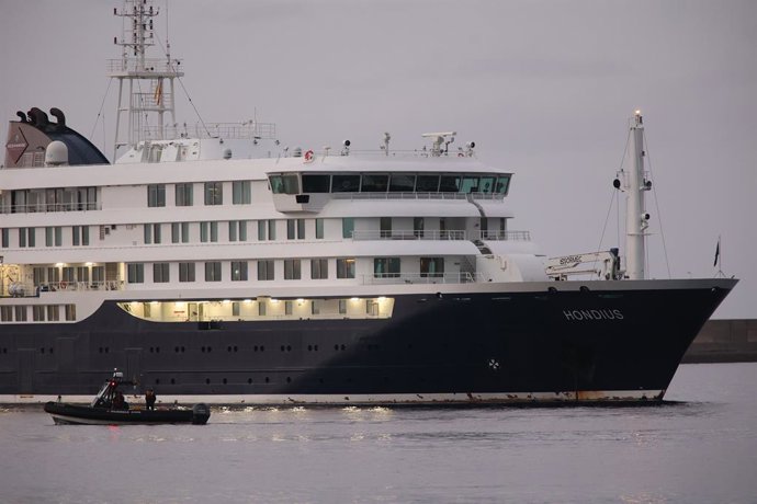 El crucero MV Hondius fondea cerca del puerto de Granadilla, a 10 de mayo de 2026, en Granadilla de Abona, Tenerife, Islas Canarias (España). El operativo de evacuación del crucero MV Hondius con hantavirus está dispuesto para comenzar las operaciones de 