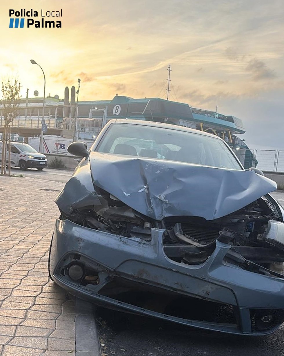 Un conductor ebrio embiste a una moto y un coche en un semáforo en rojo en Palma y huye.