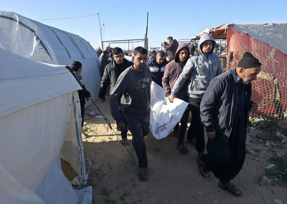 Archivo - Un grupo de palestinos traslada el cuerpo de una víctima de un ataque de Israel contra Jan Yunis, en el sur de la Franja de Gaza