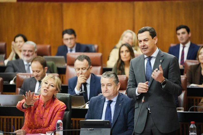 Archivo - El presidente de la Junta de Andalucía, Juanma Moreno, interviene durante la sesión de control en el pleno del Parlamento andaluz. A 26 de febrero de 2026 en Sevilla (Andalucía, España). 