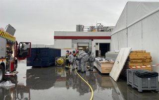 Bomberos de la Diputación de Zamora intervienen en la fuga de amoniaco en una empresa en Roales del Pan.