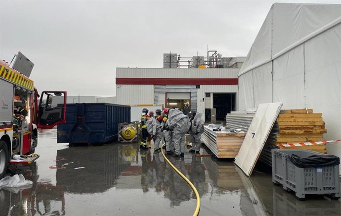 Bomberos de la Diputación de Zamora intervienen en la fuga de amoniaco en una empresa en Roales del Pan.