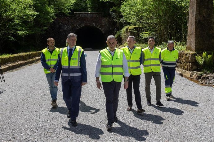 Visita de los consejeros de Turismo y Fomento a las obras de la vía verde de La Engaña