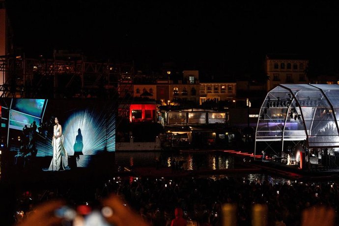 Actuación de Rosalía durante la gala ‘Jarana en el Guadalquivir' por la premiere global de 'Berlín y la dama del armiño'. 