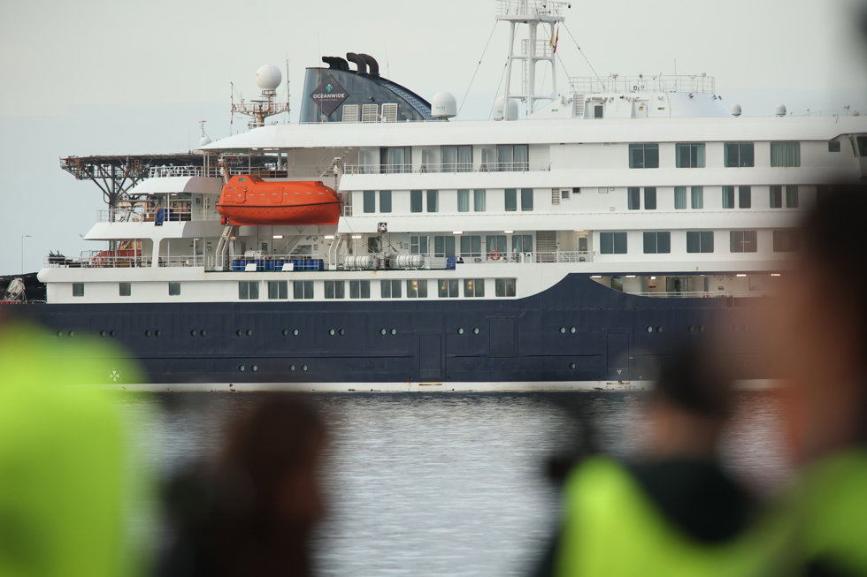 El crucero MV Hondius fondea cerca del puerto de Granadilla