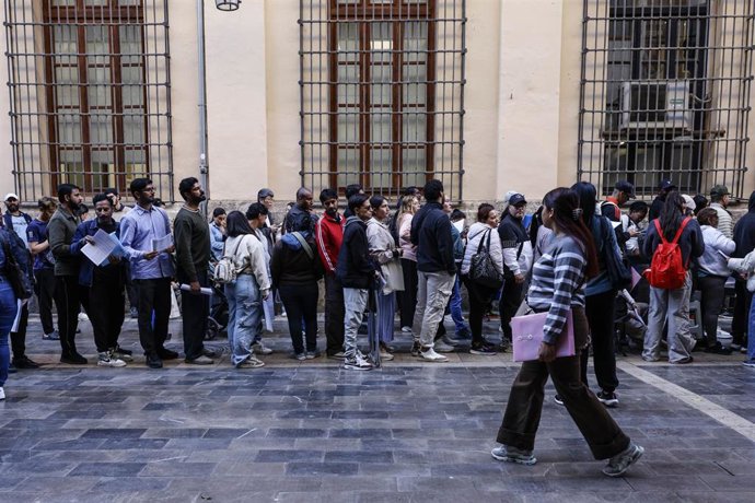 Varias personas hacen cola en las oficinas del padrón del Ayuntamiento de Valencia, a 20 de abril de 2026, en Valencia