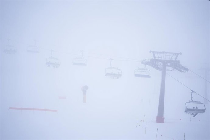 Archivo - Estación de esquí de Sierra Nevada con mal tiempo en enero de 2026.