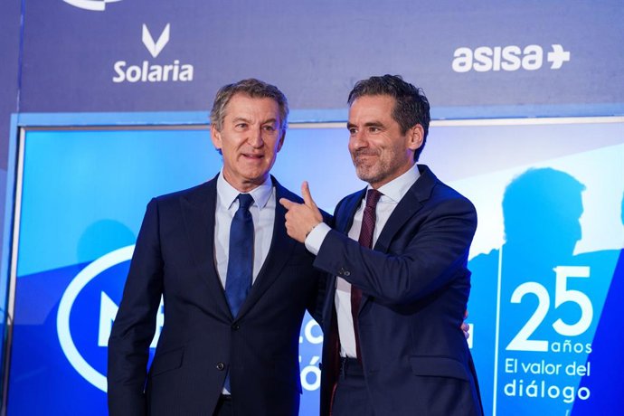 O presidente do Partido Popular, Alberto Núñez Feijóo (à esquerda), e o vice-secretário de Cultura e Esporte e porta-voz nacional do PP, Borja Sémper (à direita), durante um café da manhã informativo organizado pelo Nueva Economía Fórum, no Four Seasons H