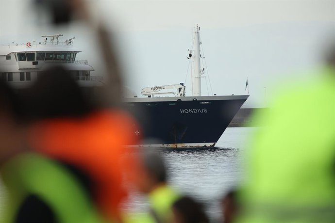 El creuer MV Hondius fondeja prop del port de Granadilla, a 10 de maig de 2026, en Granadilla d'Abona, Tenerife, Illes Canàries (Espanya). L'operatiu d'evacuació del creuer MV Hondius amb hantavirus està disposat per començar les operacions de 