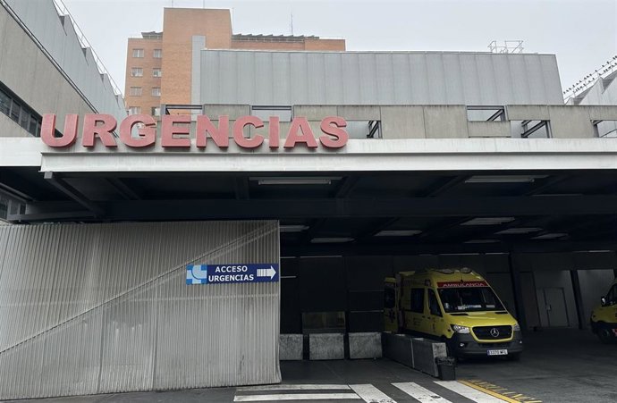 Archivo - Entrada de Urgencias del Hospital Clínico Universitario de Valladolid. Hospital, ambulancia, urgencias, Sacyl.