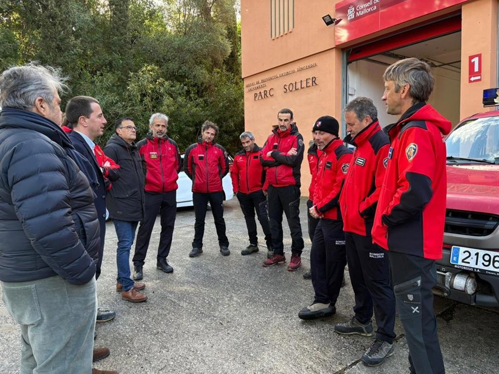 El presidente del Consell de Mallorca, Llorenç Galmés, durante una visita a un parque de bomberos.