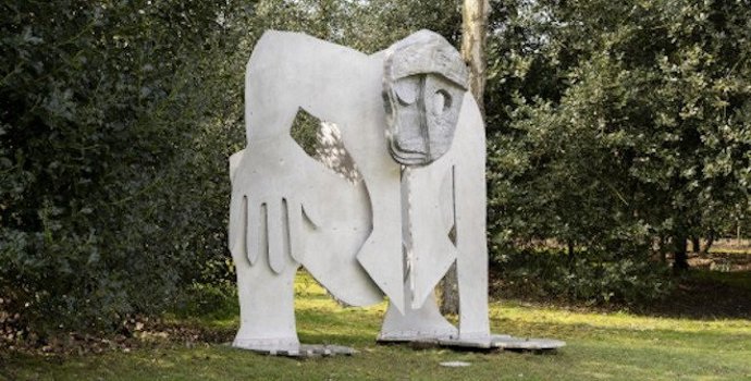 Un jardín en Madrid reabre al público con la primera exposición en España del escultor británico Thomas Houseago.
