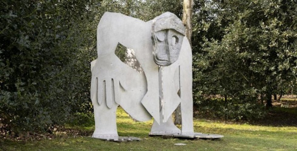 Un jardín en Madrid reabre al público con la primera exposición en España del escultor británico Thomas Houseago.