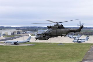 Archivo - March 27, 2025: VIDEO AVAILABLE: CONTACT INFO@COVERMG.COM TO RECEIVE**Pictured: Pictured: A pair of RAF Puma Helicopters flying past RAF Brize Norton during the final flight...The Puma helicopter departs RAF Benson for the final time as it takes