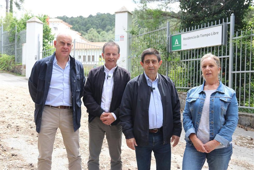 El candidato número 1 al Parlamento andaluz, Francisco Reyes, junto al portavoz socialista, Javier Aguirre.