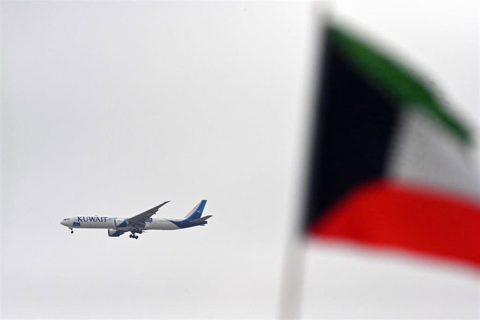 Un avión se aproxima al aeropuerto de Faruaniya, en Kuwait