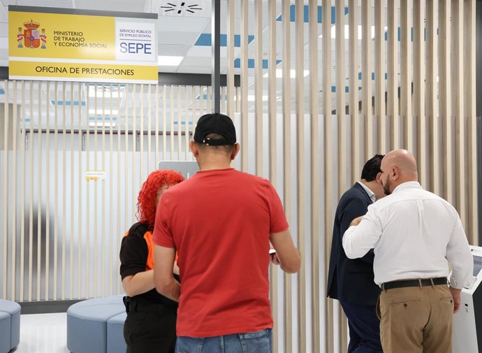 Archivo - Varias personas en una Oficina de Empleo, a 6 de septiembre de 2023, en Rivas-Vaciamadrid, Madrid (España). Esta oficina es exponente del nuevo modelo de atención personalizada para los usuarios de este servicio público. Durante su visita, Ayuso