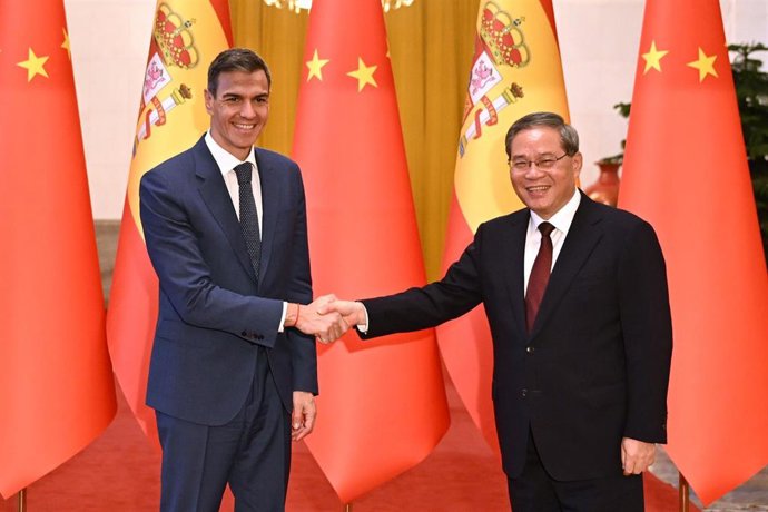 El presidente del Gobierno, Pedro Sánchez, junto al el primer ministro, Li Qiang.