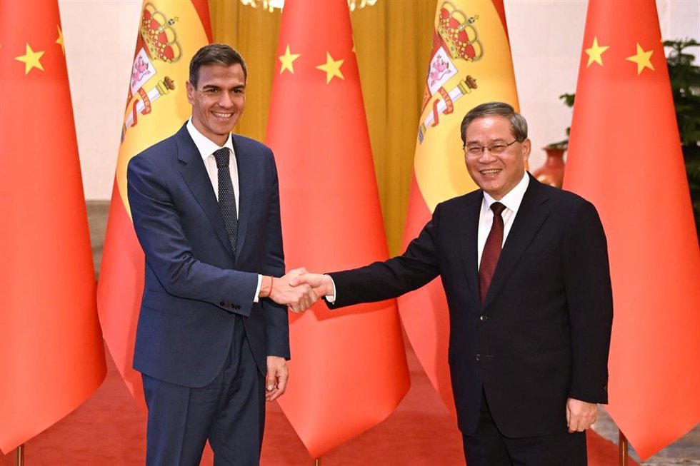 El presidente del Gobierno, Pedro Sánchez, junto al el primer ministro, Li Qiang.