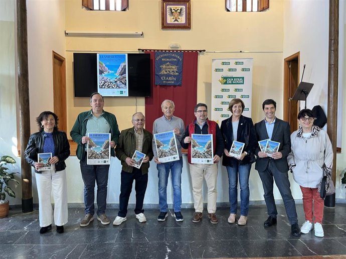 Alejandro Vega , Reyes Ugalde;  Miguel Naredo, Fundación Caja Rural de Gijón, Toño Migoya. Pepe Pardo, presidente de la Sociedad Cultural y Recreativa Clarín, y los miembros de la Junta Directiva, Begoña Céspedes y Margarita Fernández, y Julián Caicoya.