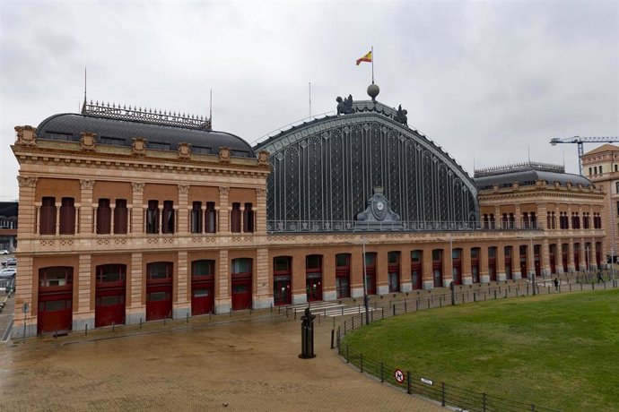 Archivo - Fachada de la estación de Atocha el mismo día en que el Gobierno ha anunciado que pasará a llamarse Atocha-Almudena Grandes, en la estación de Atocha, a 3 de marzo de 2022, en Madrid (España). Esta modificación pertenece a un plan que prevé inic