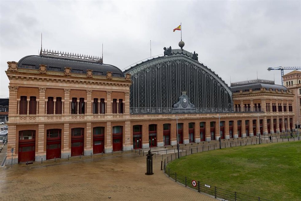 Archivo - Fachada de la estación de Atocha el mismo día en que el Gobierno ha anunciado que pasará a llamarse Atocha-Almudena Grandes, en la estación de Atocha, a 3 de marzo de 2022, en Madrid (España). Esta modificación pertenece a un plan que prevé inic