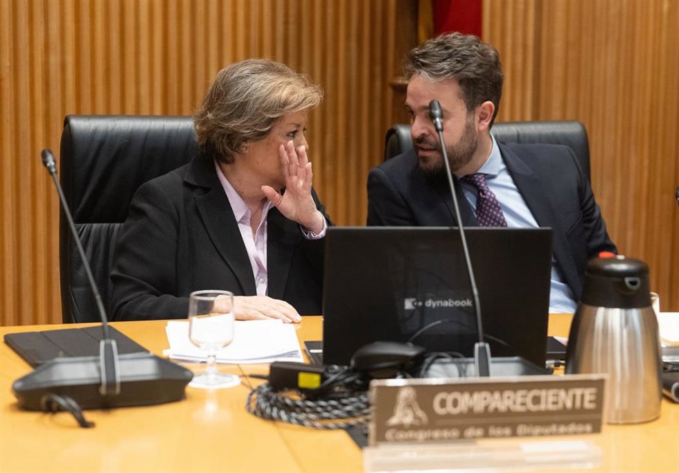 Archivo - La presidenta del Tribunal de Cuentas, Enriqueta Chicano, con el presidente de la Comisión Mixta, el diputado socialista Juan Francisco Serrano 